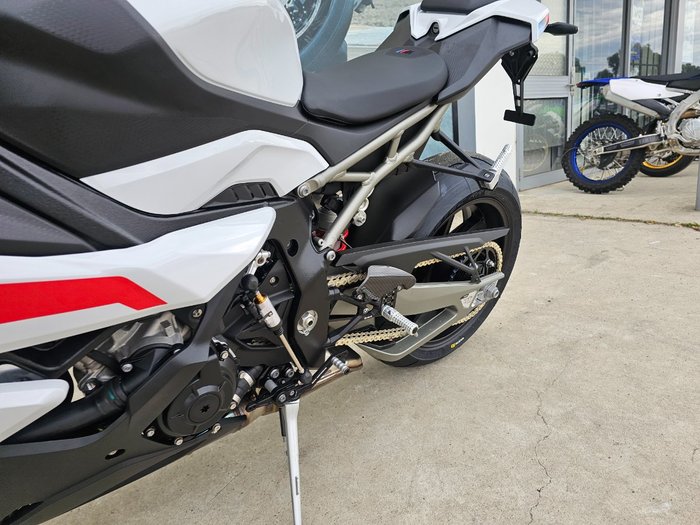 2026 BMW Motorrad S 1000 RR RACE Light white. (13-11)