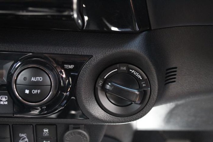 2024 Toyota Hilux SR5