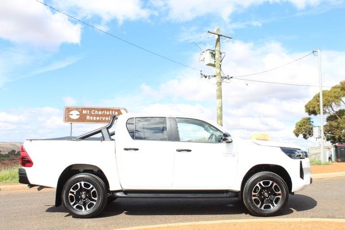 2024 Toyota Hilux SR5