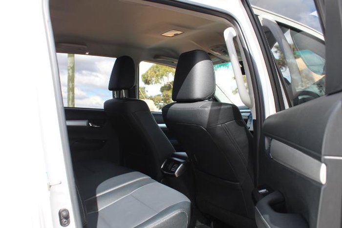 2024 Toyota Hilux SR5