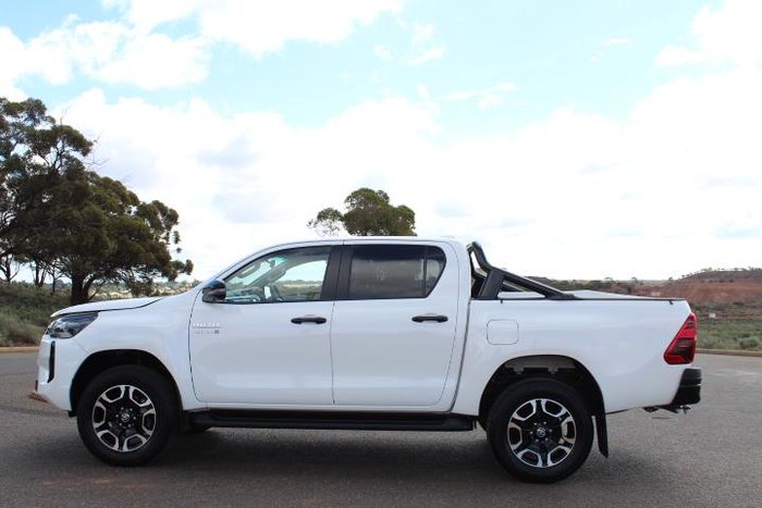 2024 Toyota Hilux SR5
