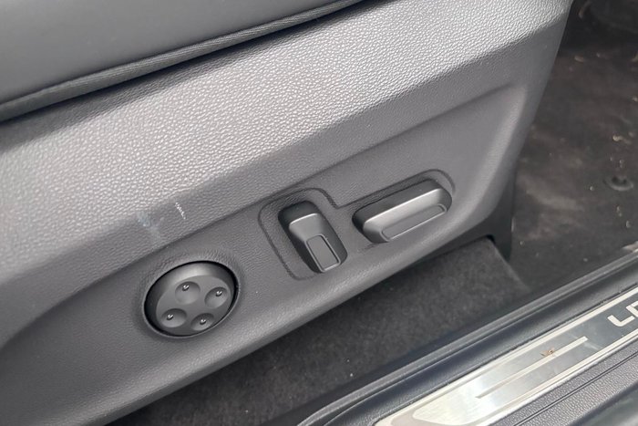 2026 LDV D90 Executive SV9A MY25 Concrete Grey /Black roof (2C)