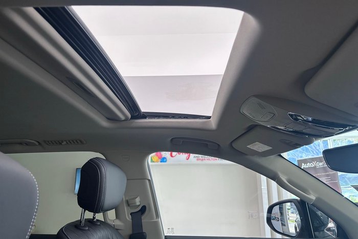 2026 LDV D90 Executive SV9A MY25 Concrete Grey /Black roof (2C)
