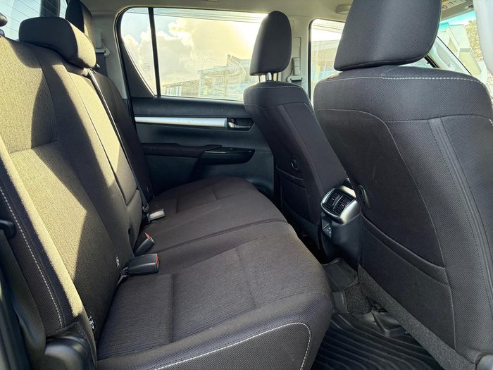 2025 Toyota Hilux SR5 48V