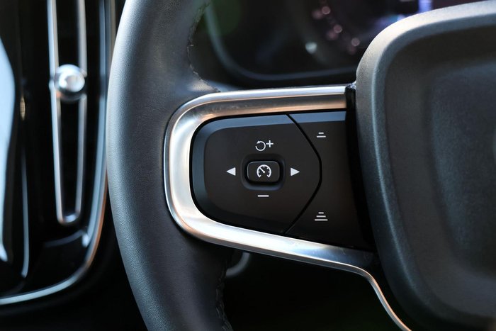 2022 Volvo XC40 Ultimate B4 Bright