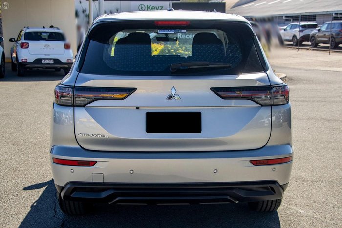 2025 Mitsubishi Outlander ES