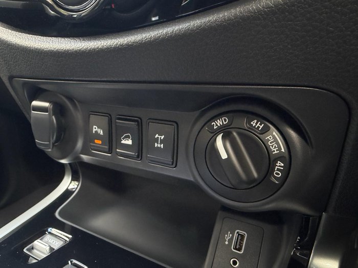 2025 Nissan Navara ST-X