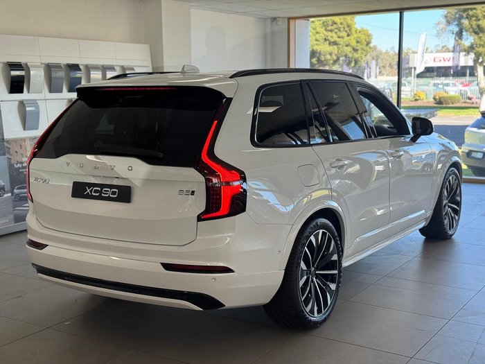2025 Volvo XC90 Ultra B5 Dark
