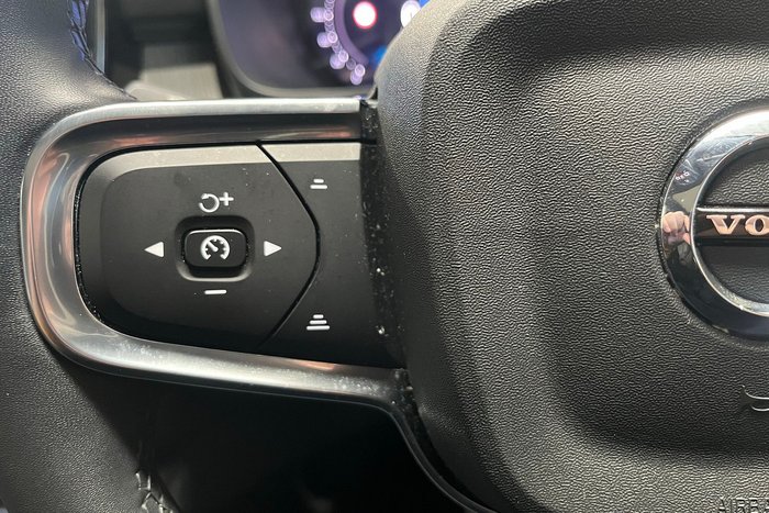 2023 Volvo XC40 Ultimate B5 Dark