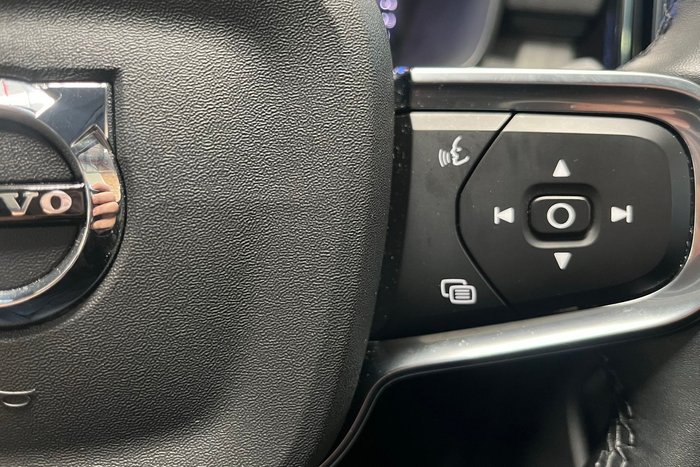 2023 Volvo XC40 Ultimate B5 Dark