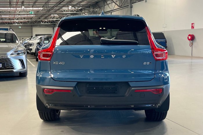 2023 Volvo XC40 Ultimate B5 Dark