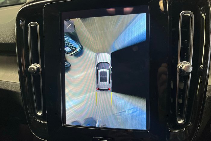 2023 Volvo XC40 Ultimate B5 Dark