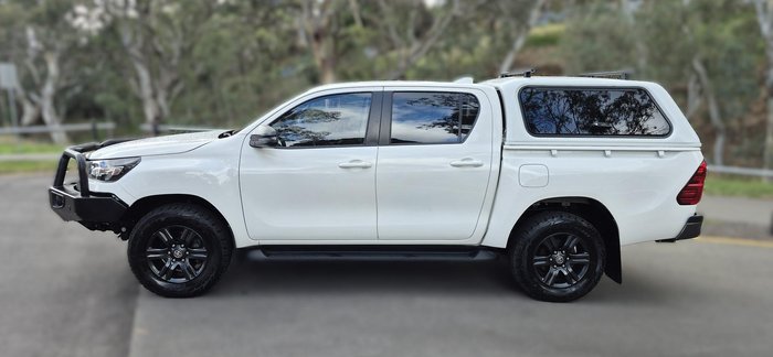 2023 Toyota Hilux SR
