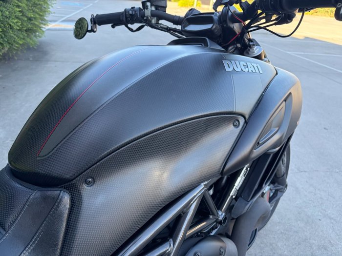 2016 DUCATI DIAVEL CARBON Black