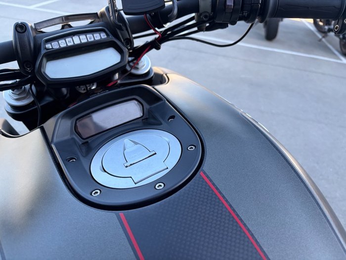 2016 DUCATI DIAVEL CARBON Black