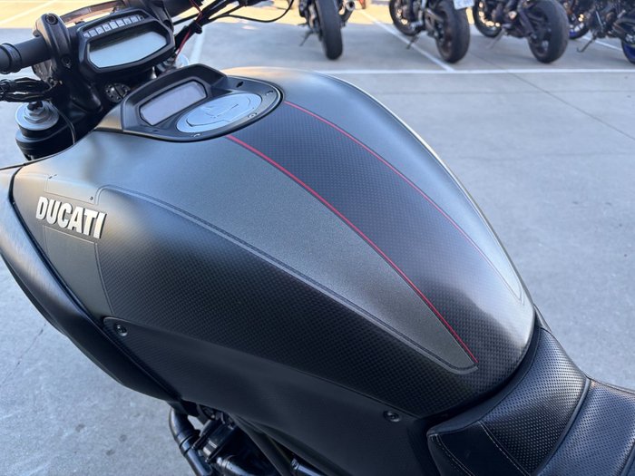 2016 DUCATI DIAVEL CARBON Black
