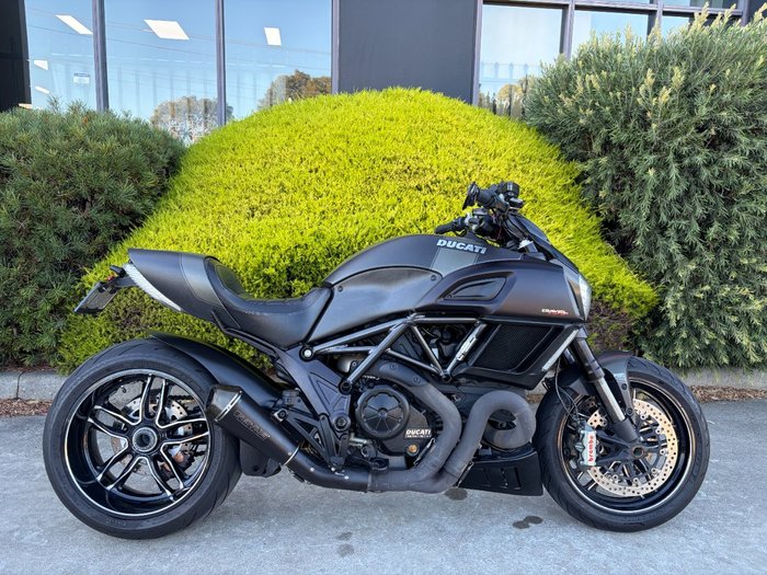 2016 DUCATI DIAVEL CARBON Black