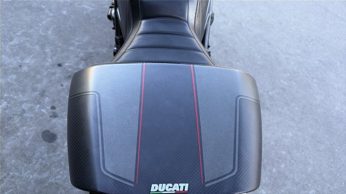 2016 DUCATI DIAVEL CARBON Black
