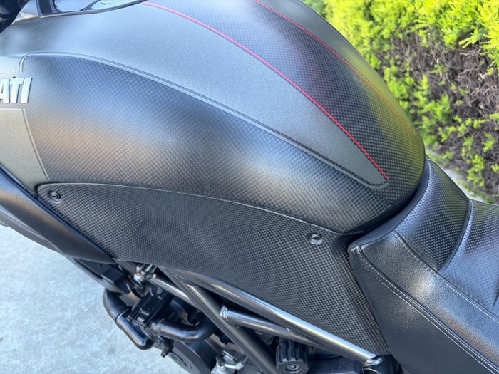 2016 DUCATI DIAVEL CARBON Black