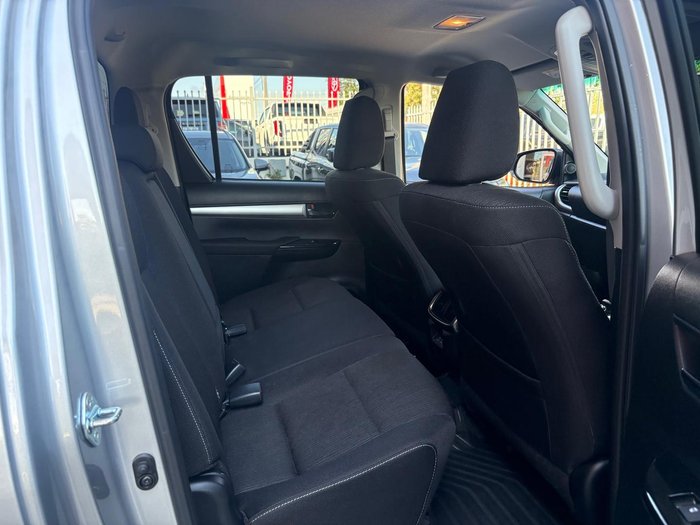 2025 Toyota Hilux SR5 48V