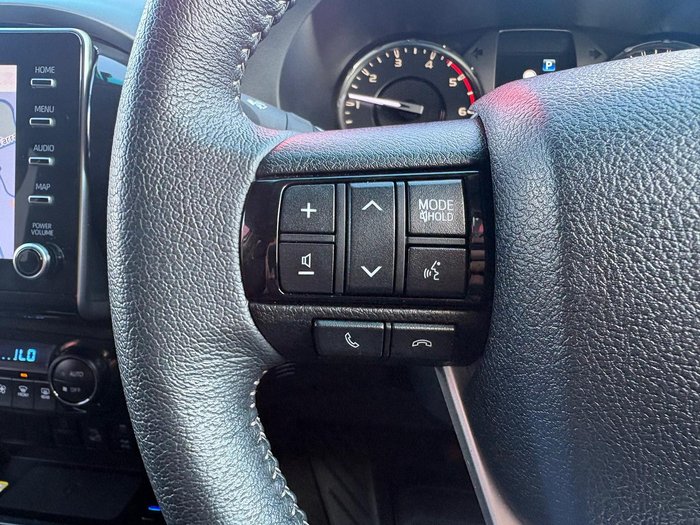 2025 Toyota Hilux SR5 48V
