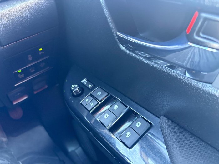 2025 Toyota Hilux SR5 48V
