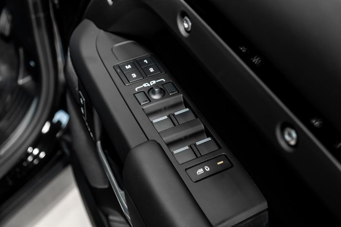 2025 Land Rover Defender 130 D350 X-Dynamic SE