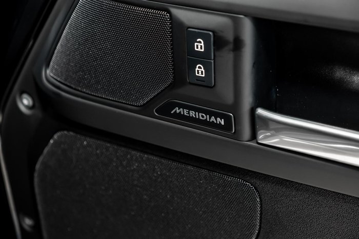 2025 Land Rover Defender 130 D350 X-Dynamic SE
