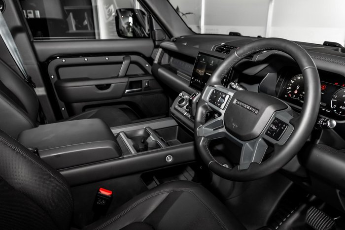 2025 Land Rover Defender 130 D350 X-Dynamic SE