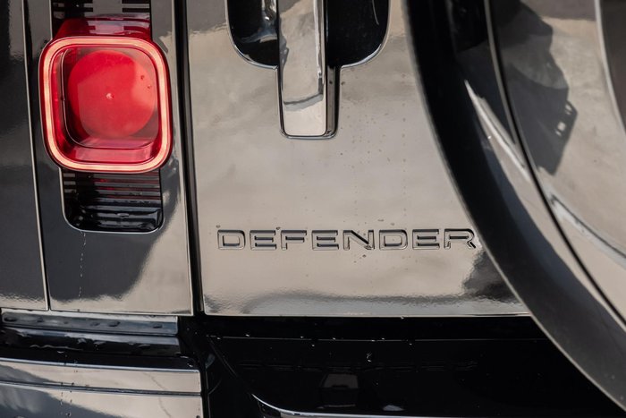 2025 Land Rover Defender 130 D350 X-Dynamic SE