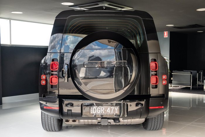 2025 Land Rover Defender 130 D350 X-Dynamic SE