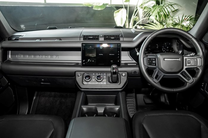 2025 Land Rover Defender 130 D350 X-Dynamic SE