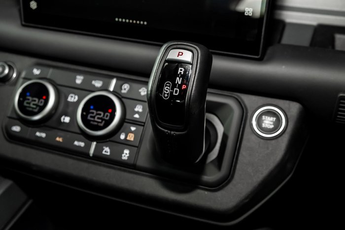 2025 Land Rover Defender 130 D350 X-Dynamic SE