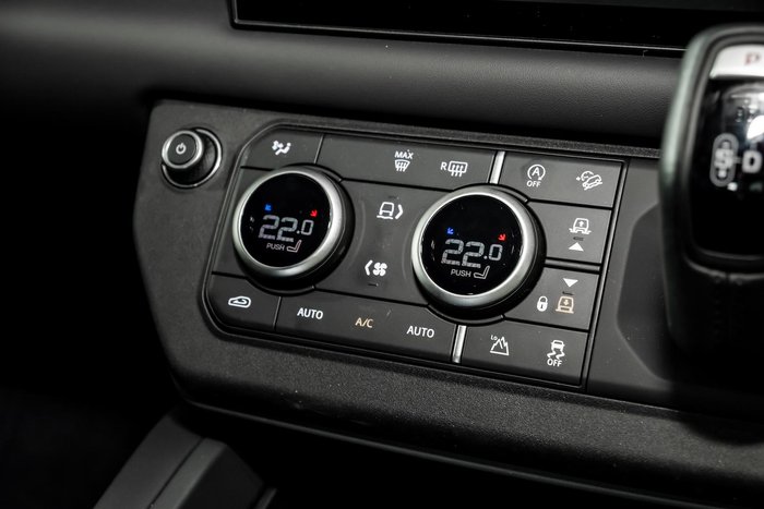 2025 Land Rover Defender 130 D350 X-Dynamic SE