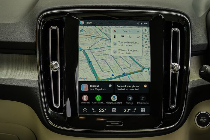 2025 Volvo XC40 Plus B4