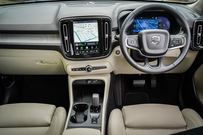 2025 Volvo XC40 Plus B4