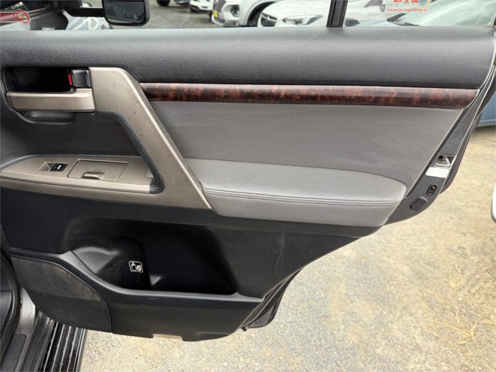 2010 TOYOTA LANDCRUISER VX (4x4)
