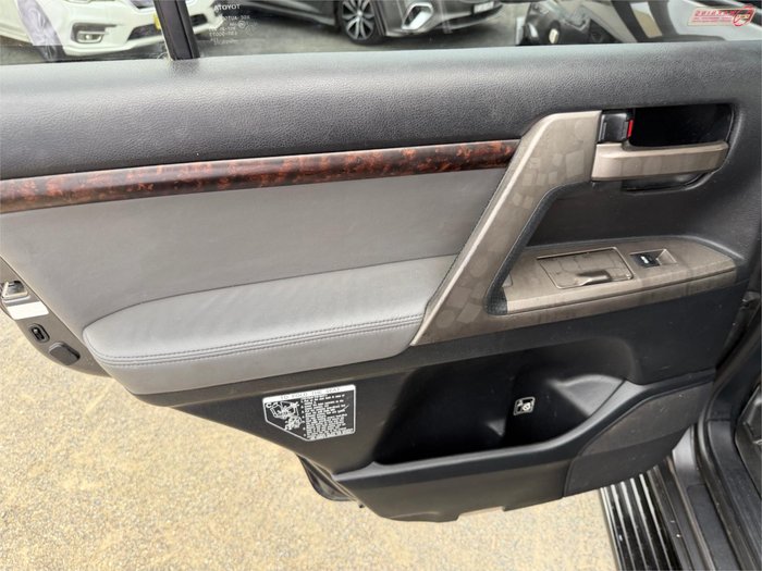 2010 TOYOTA LANDCRUISER VX (4x4)