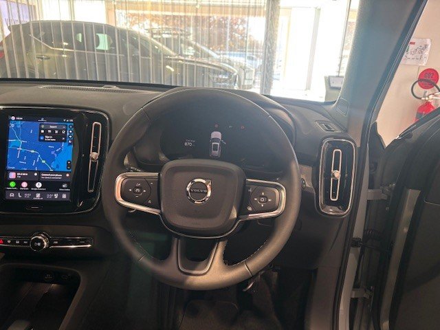 2025 VOLVO XC40
