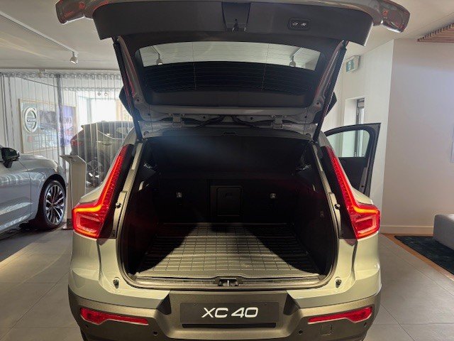 2025 VOLVO XC40