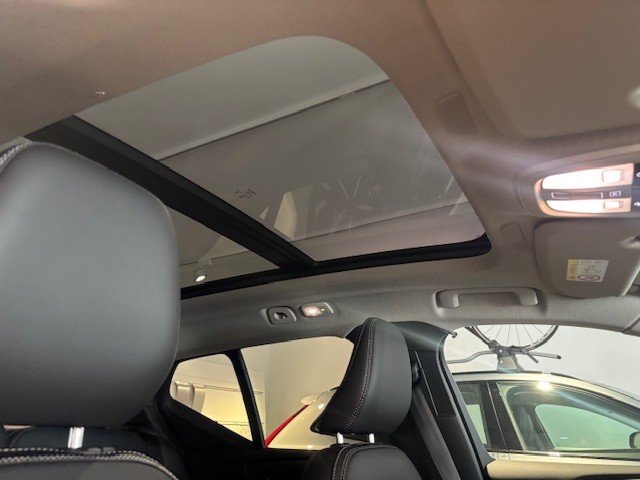 2025 VOLVO XC40