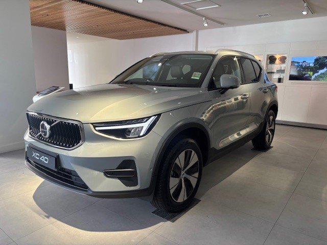 2025 VOLVO XC40