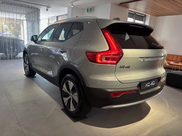 2025 VOLVO XC40