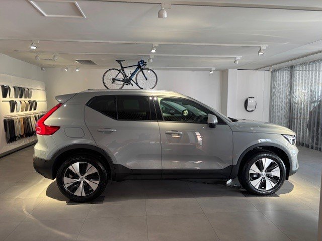 2025 VOLVO XC40