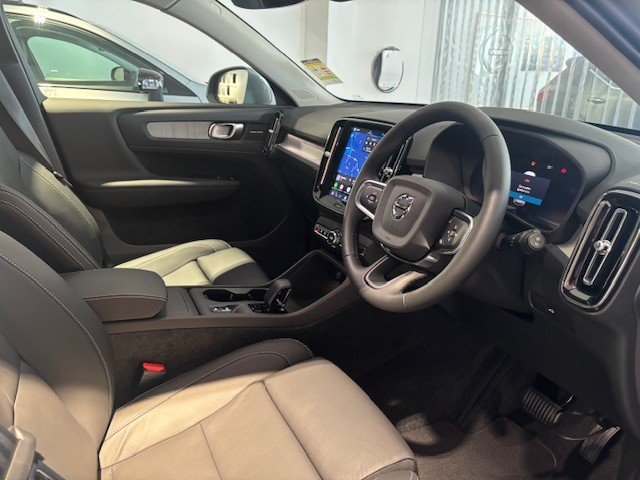 2025 VOLVO XC40