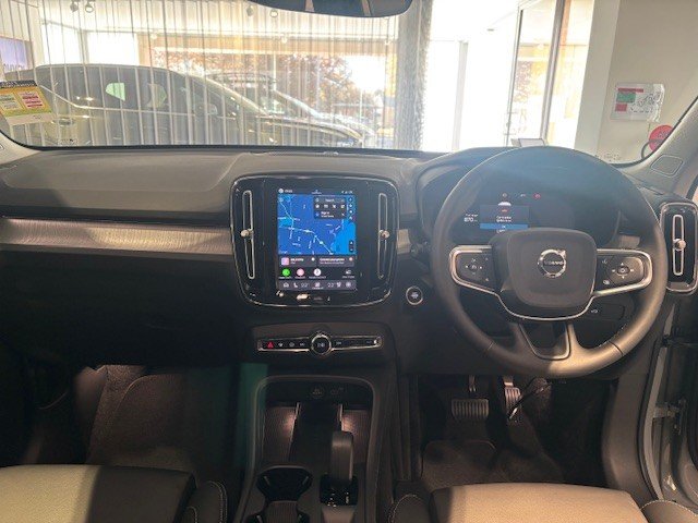 2025 VOLVO XC40
