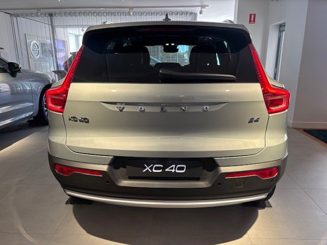 2025 VOLVO XC40