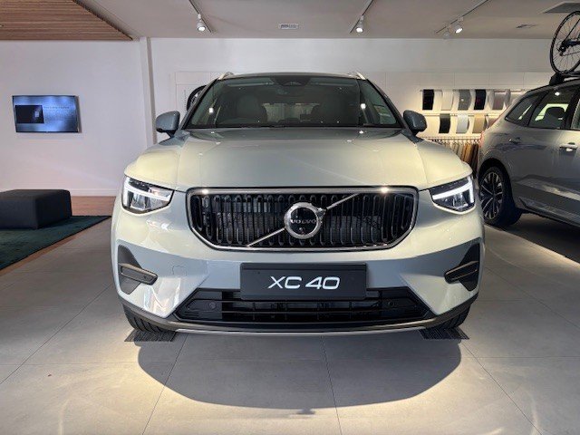 2025 VOLVO XC40