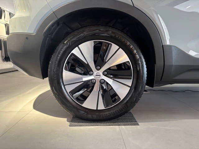 2025 VOLVO XC40
