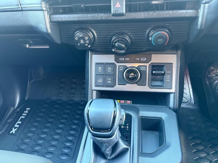 2025 Toyota Hilux SR 48V